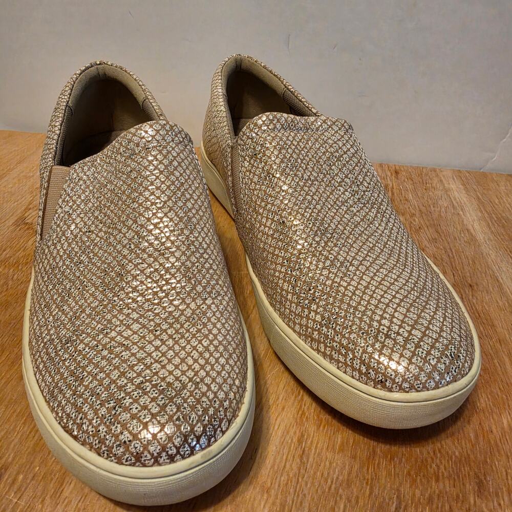 Women's Naturalizer Marianne Gold/cream Metallic Snake textured slip-on 9.5